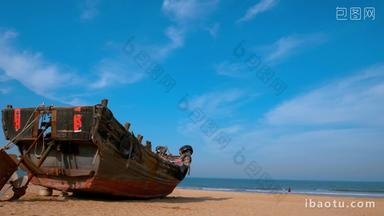 蓝天碧海海边的木船